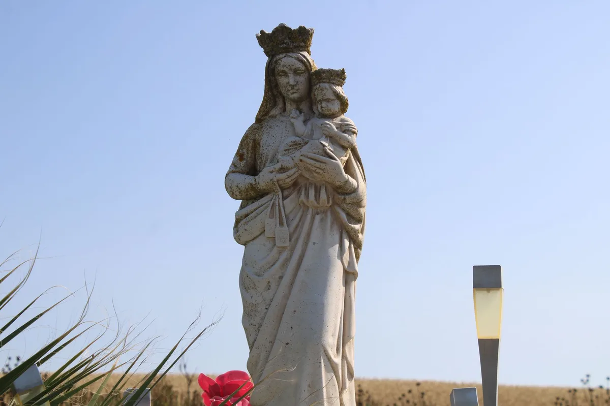 Imagem de Nossa Senhora com o Menino Jesus no colo