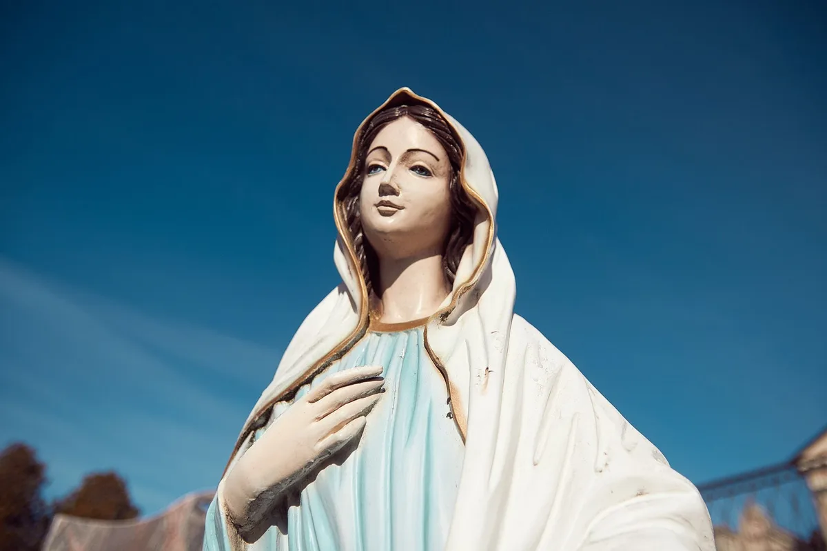 Imagem de Nossa Senhora com manto azul em um santuário católico