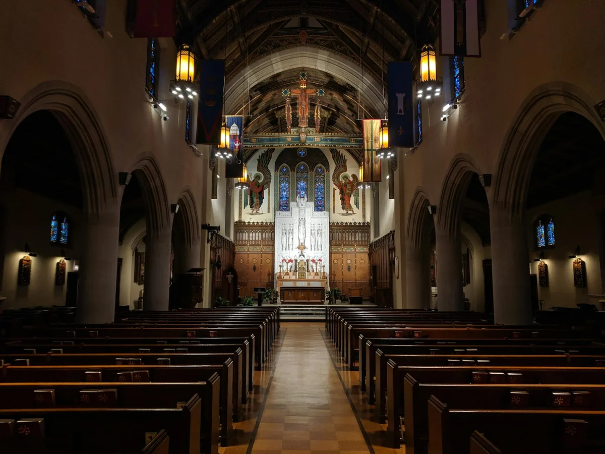 Interior de catedral católica com fiéis reunidos para a celebração da Missa