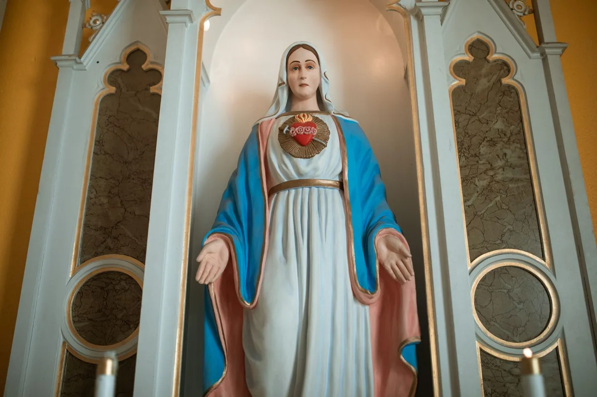 Imagem de Nossa Senhora em ambiente de oração