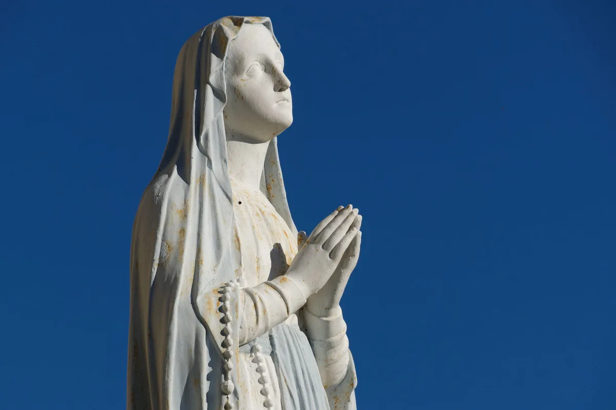 Imagem de Nossa Senhora em postura de oração