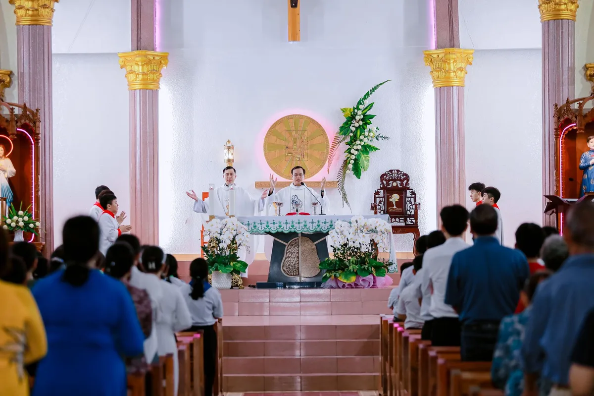 Assembleia de fiéis reunida dentro da igreja durante celebração litúrgica