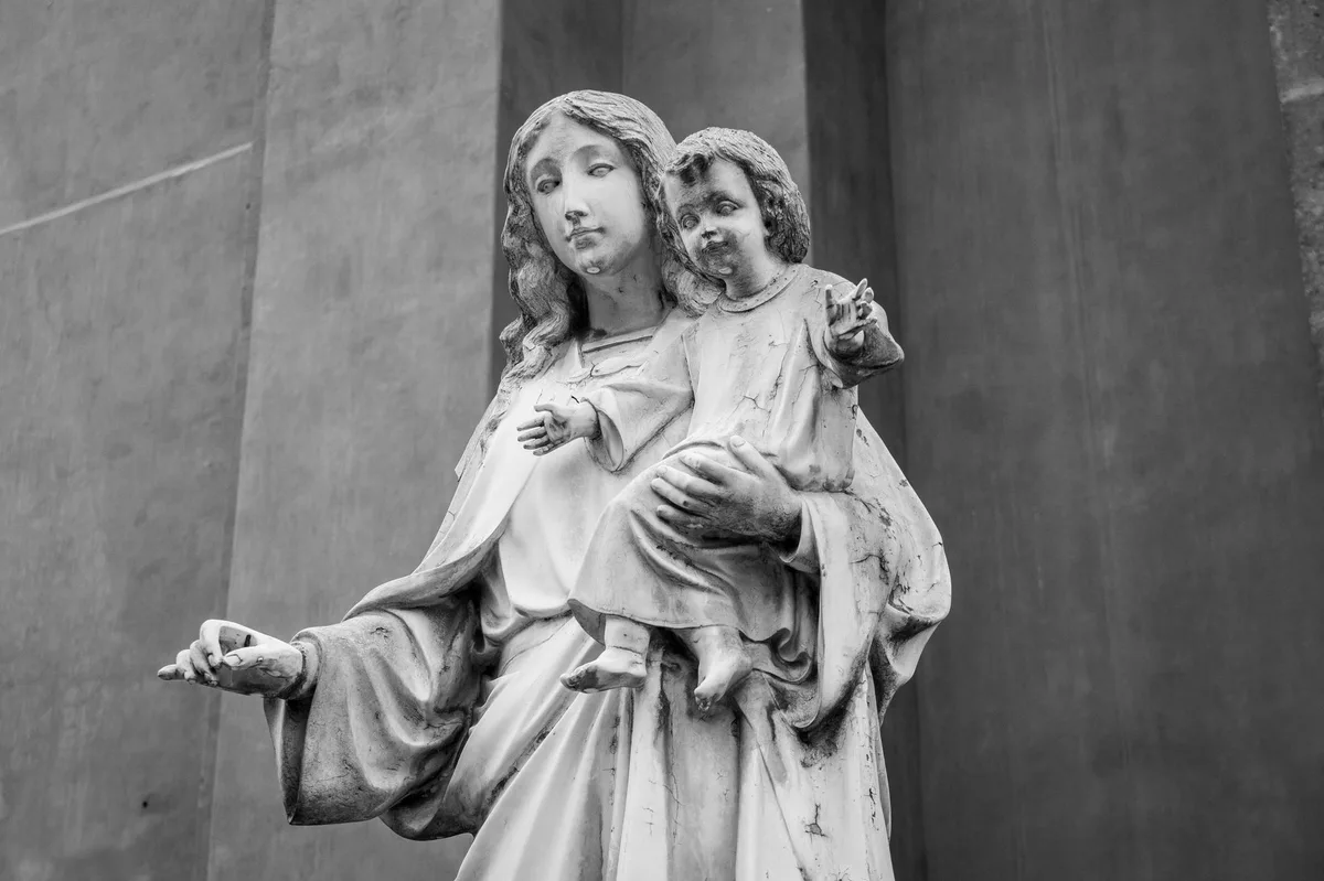 Imagem de Nossa Senhora com o Menino Jesus em atitude de oração
