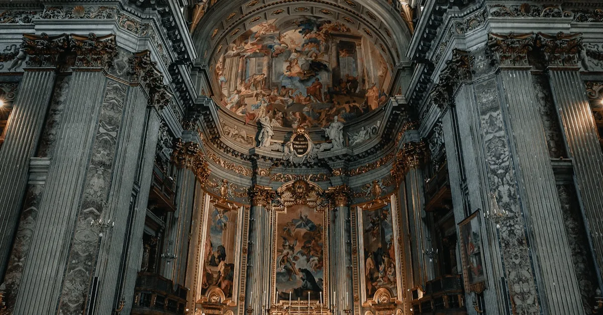Fiéis reunidos no interior de uma grande catedral histórica durante a celebração.