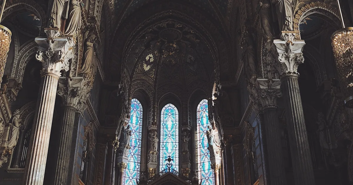Interior vazio de uma igreja católica com bancos de madeira e luz natural suave