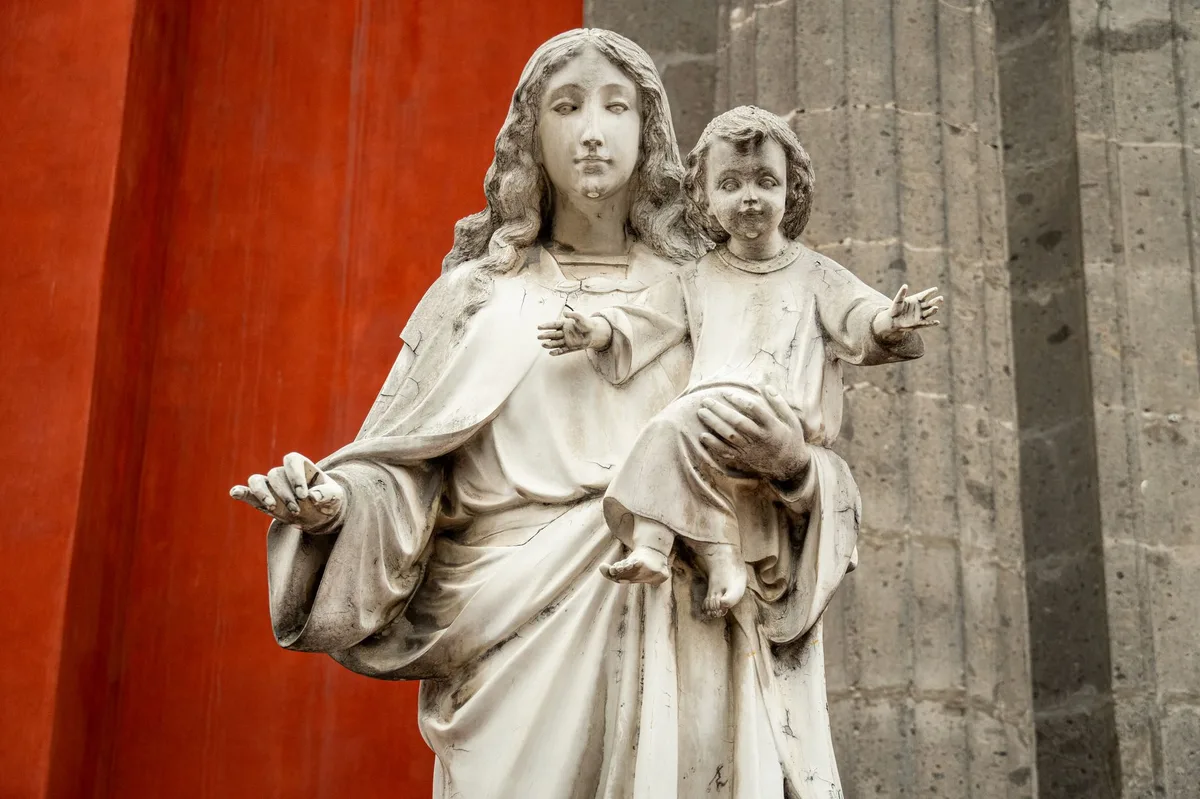 Imagem de Nossa Senhora com o Menino Jesus nos braços
