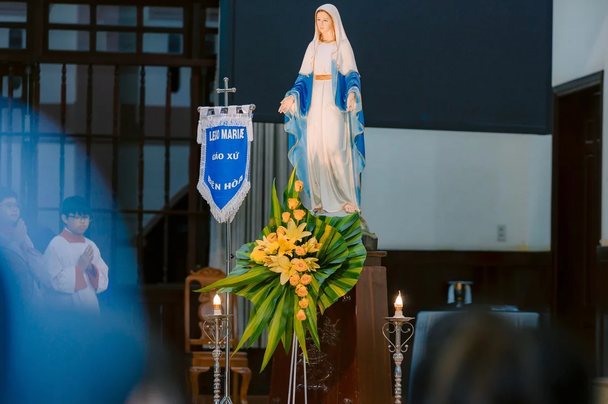 Imagem de Nossa Senhora em igreja, representando a veneração mariana