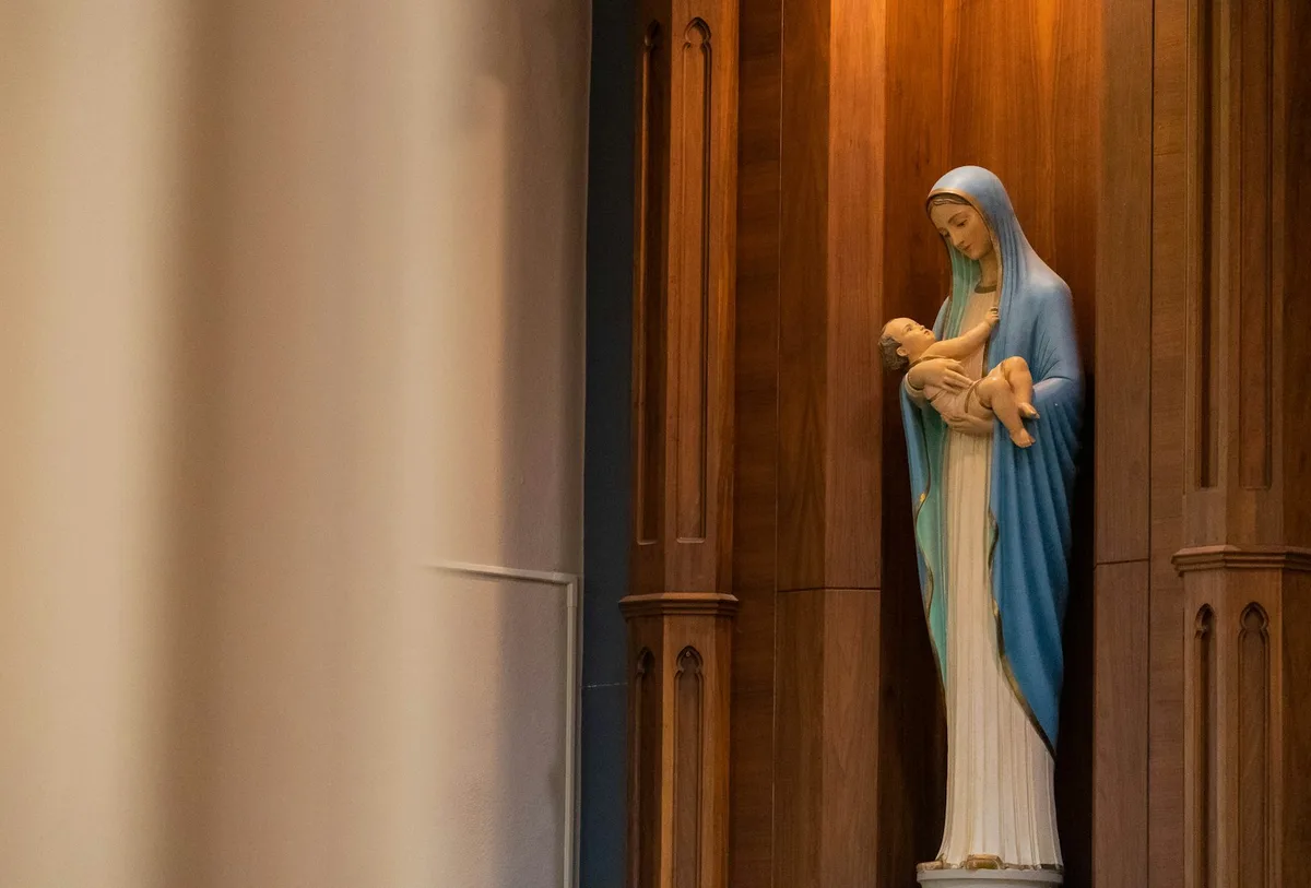 Imagem de Nossa Senhora em uma igreja, representando a devoção mariana