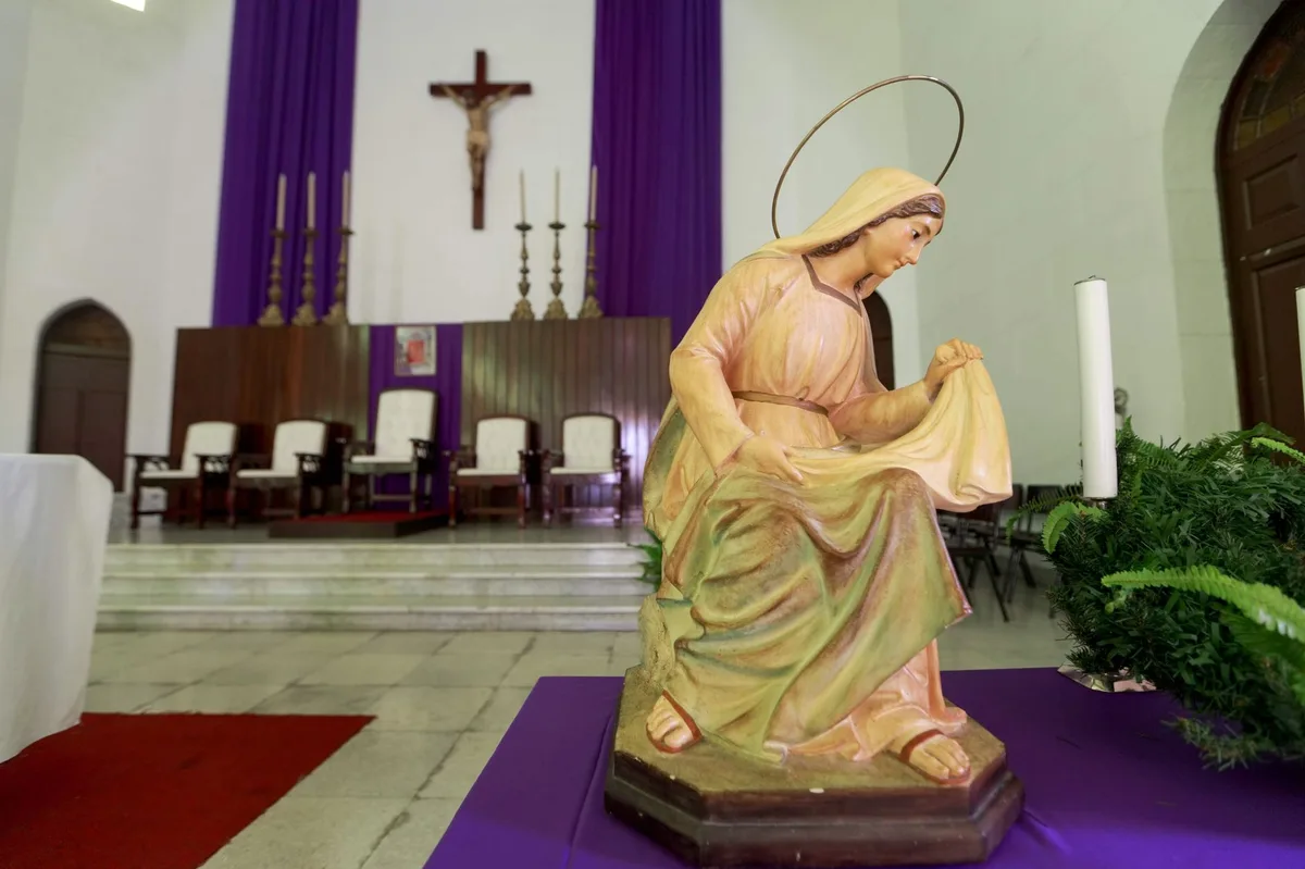 Imagem de Nossa Senhora em pose contemplativa, representando a devoção mariana
