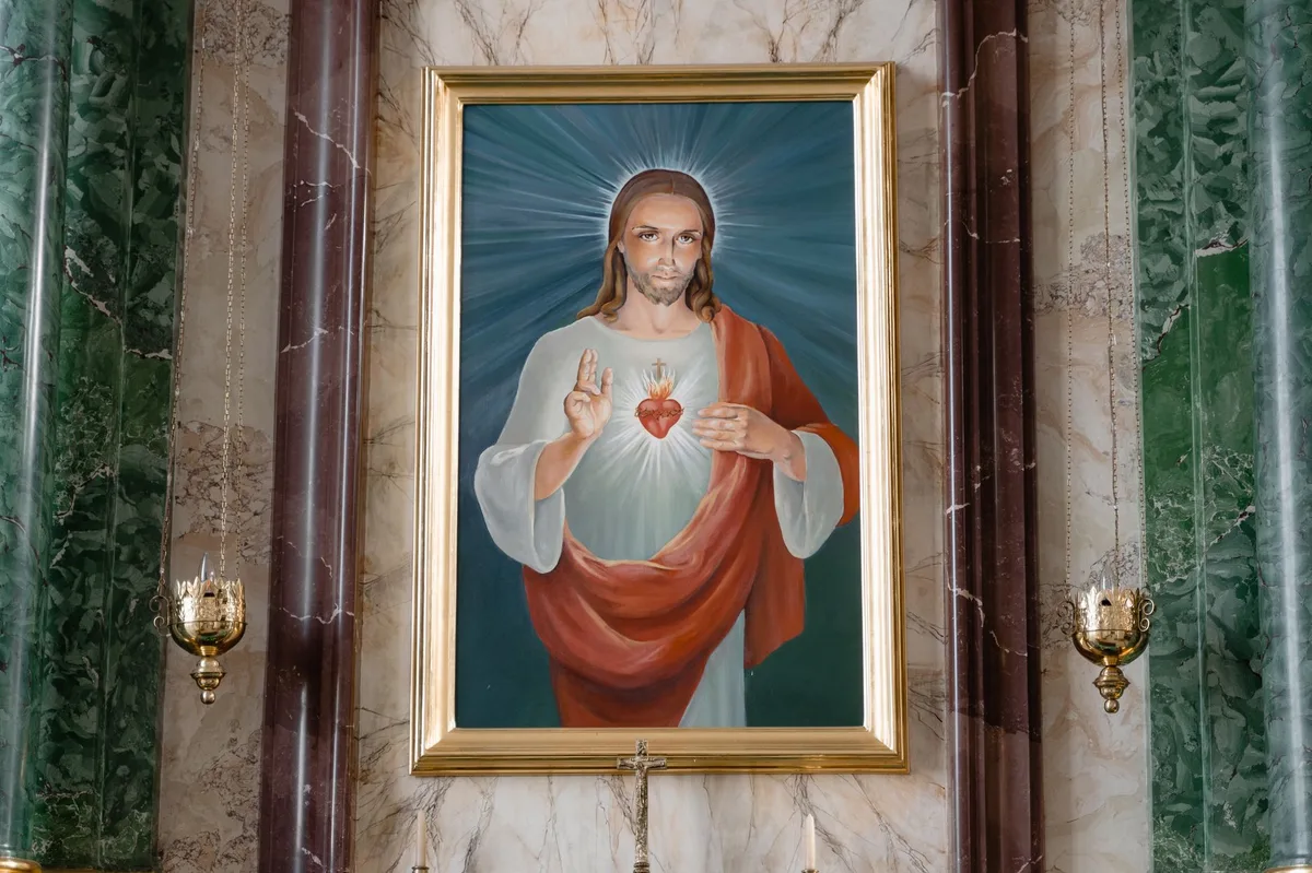Pintura de Jesus Cristo no teto de uma igreja, representando o amor do Sagrado Coração