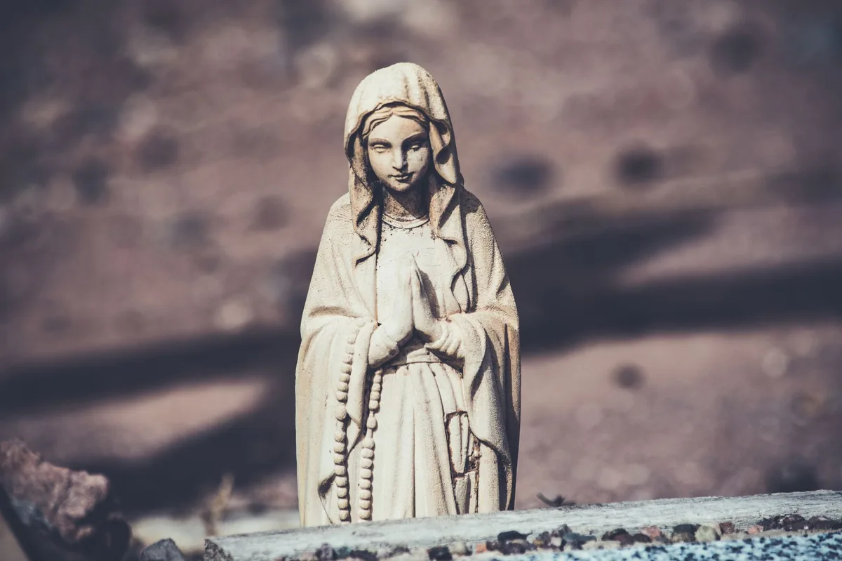 Imagem de Nossa Senhora com manto azul em atitude de oração