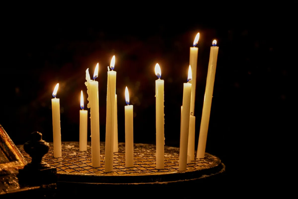 Velas acesas na igreja, simbolizando oração e devoção