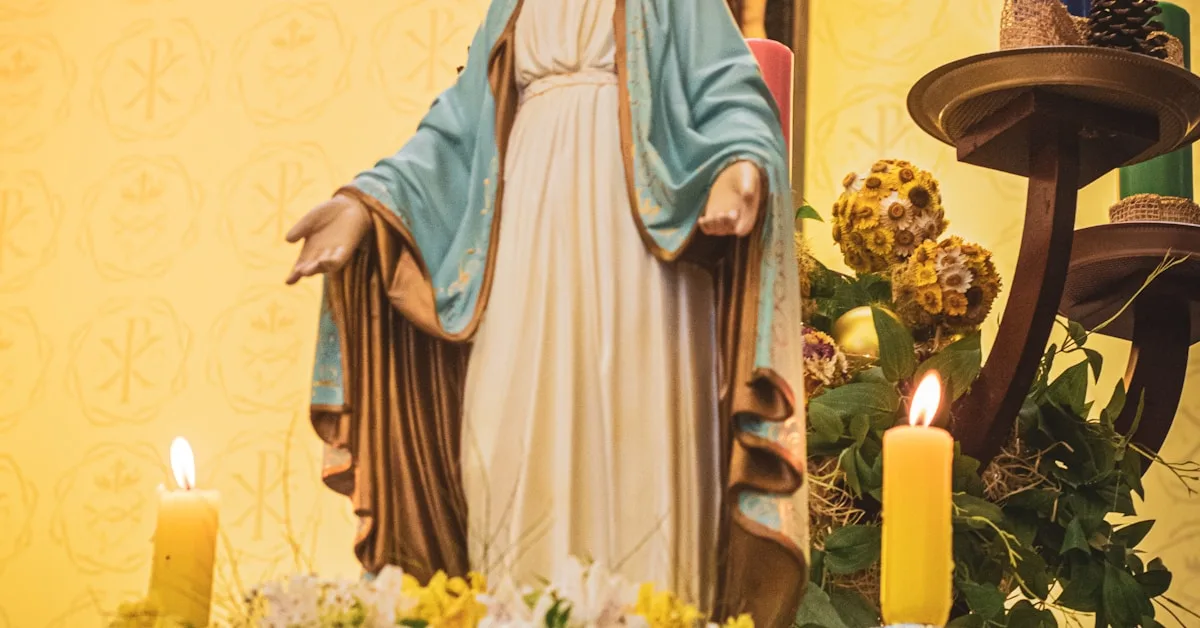 Imagem de Nossa Senhora em contemplação e oração