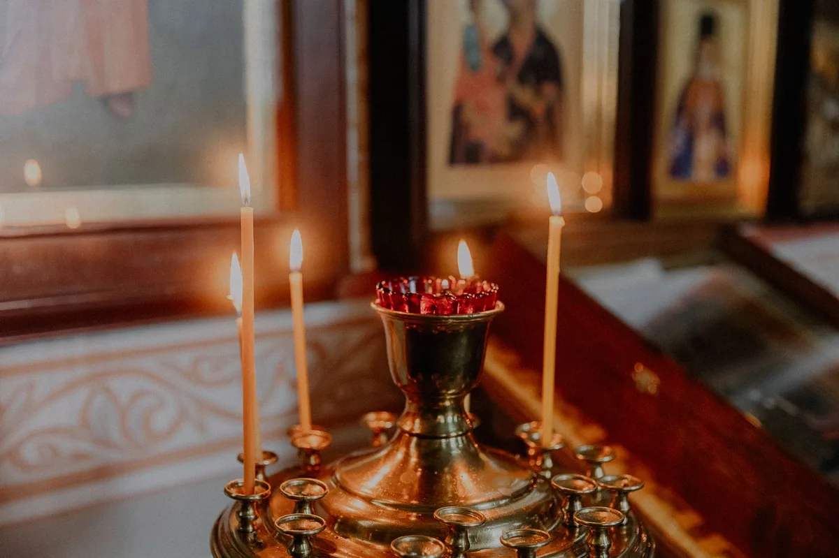 Velas acesas em ambiente de oração, simbolizando a preparação espiritual do Advento
