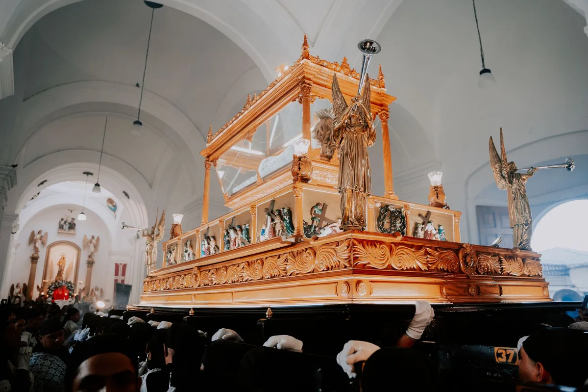 Fiéis reunidos no interior de uma catedral para celebração litúrgica