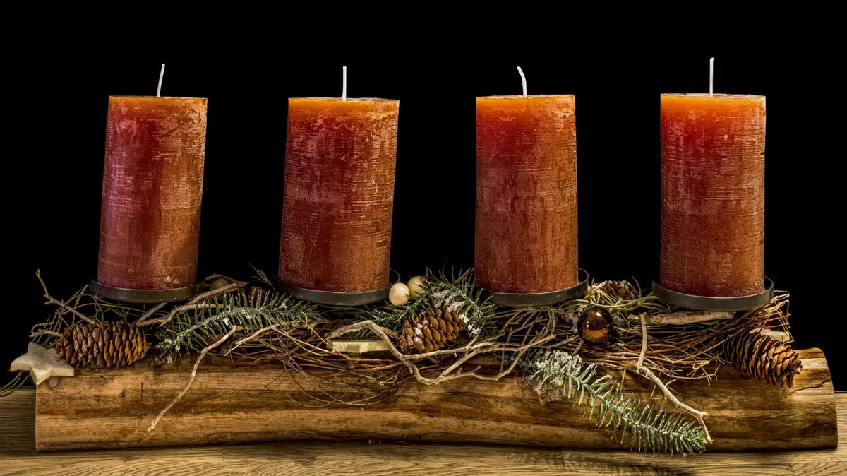 Velas acesas em ambiente de oração, simbolizando a luz de Cristo que vem no Advento
