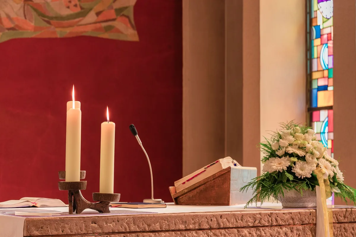 Velas acesas em igreja católica, simbolizando a luz do Advento que prepara a chegada de Cristo