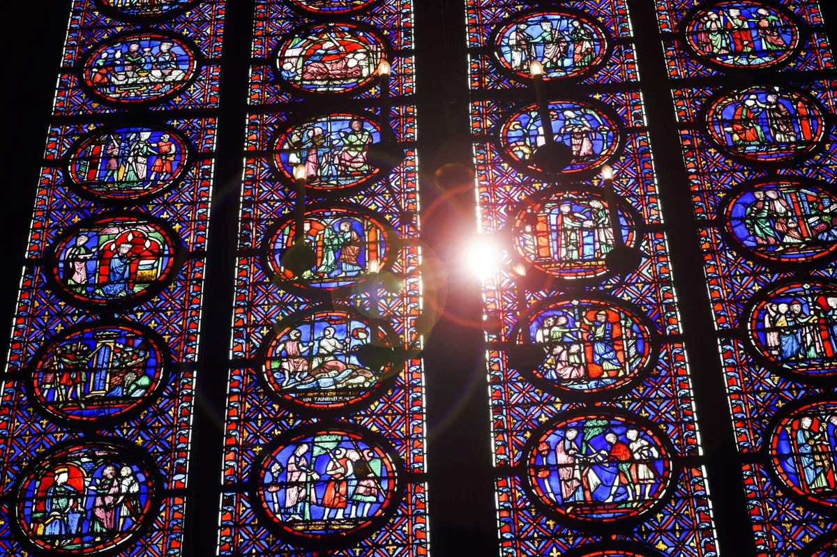 Interior de catedral com vitrais coloridos iluminados pela luz natural