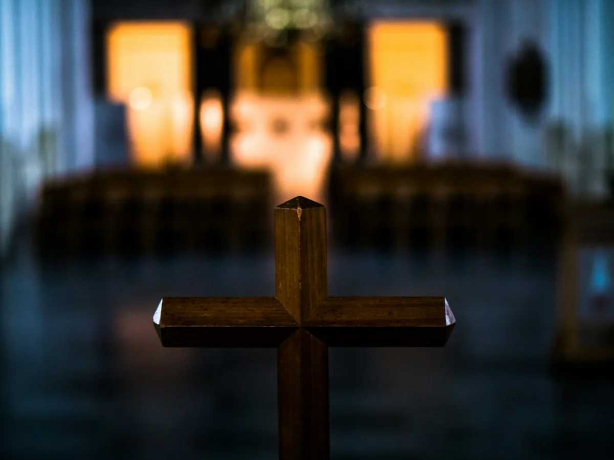 Cruz de madeira na igreja, símbolo da Paixão de Cristo