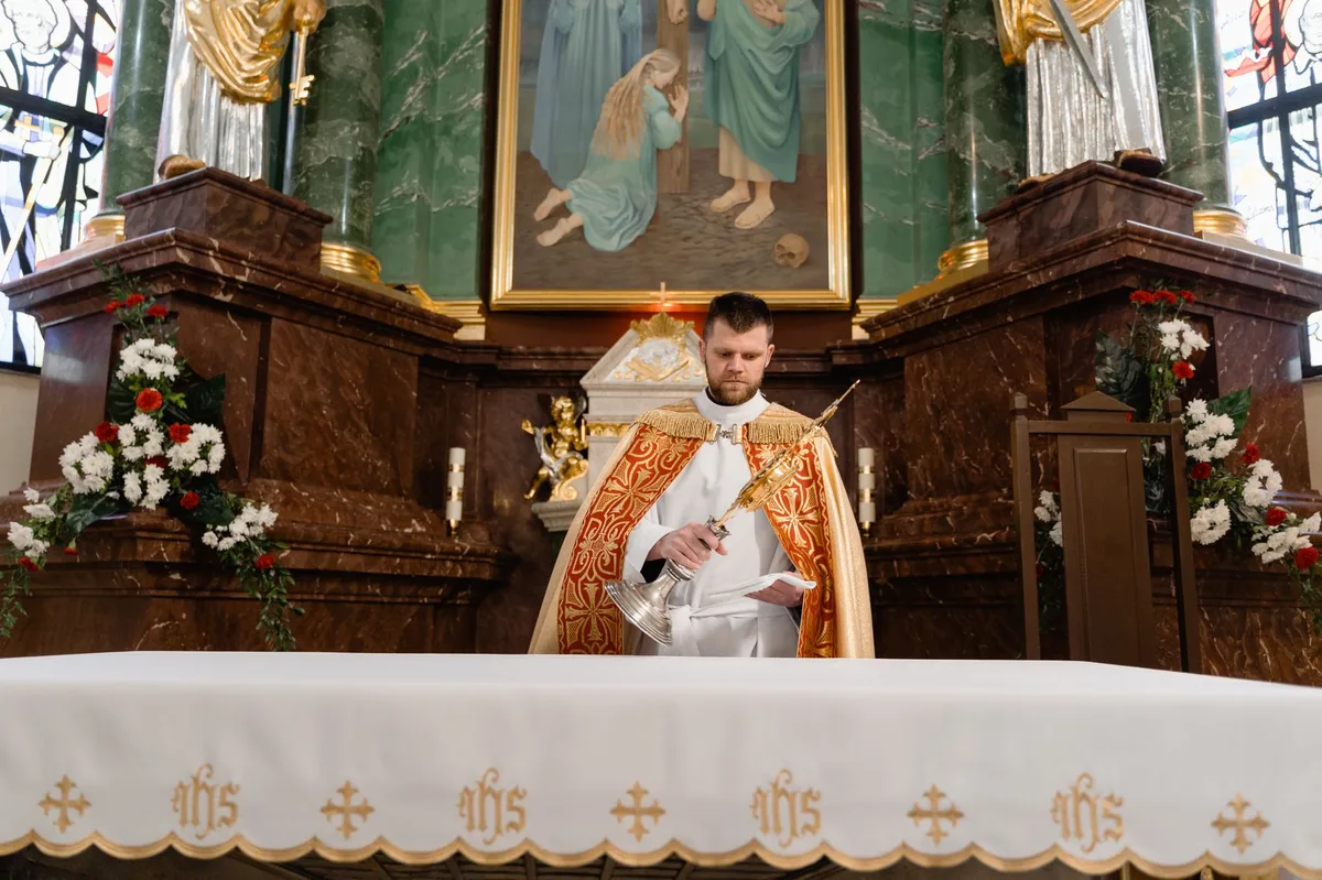 Altar de igreja católica com decoração litúrgica e pintura religiosa