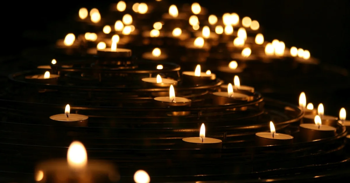 Velas acesas no altar, simbolizando a vigilância e a oração contínua durante o tempo quaresmal