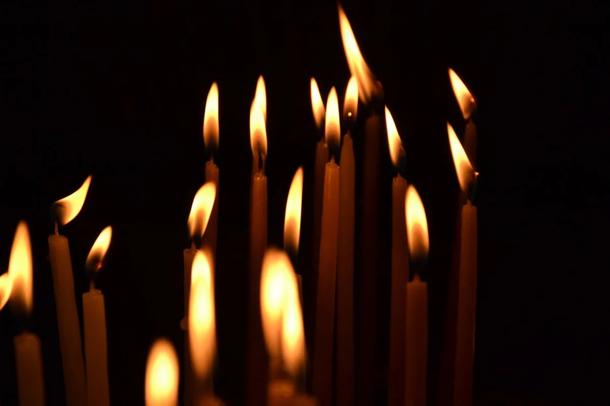 Velas acesas em homenagem às almas do purgatório