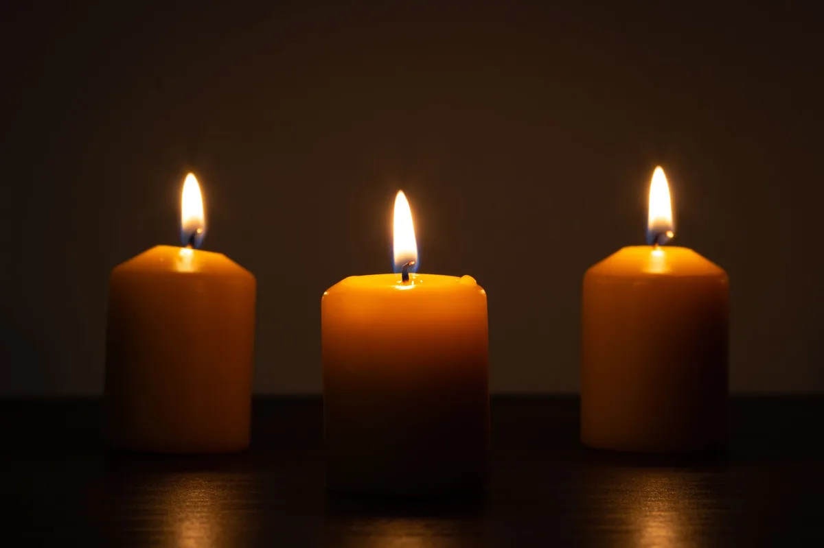 Velas acesas em um ambiente escuro, simbolizando a luz e o fogo do Espírito Santo
