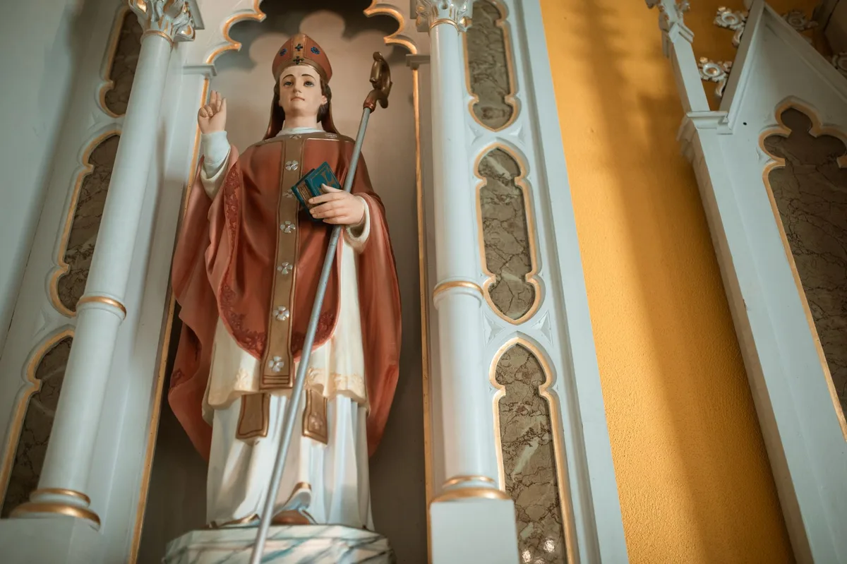 Imagem de um santo católico em uma igreja