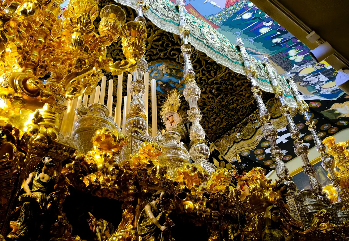 Interior de igreja católica com decoração dourada e arquitetura religiosa