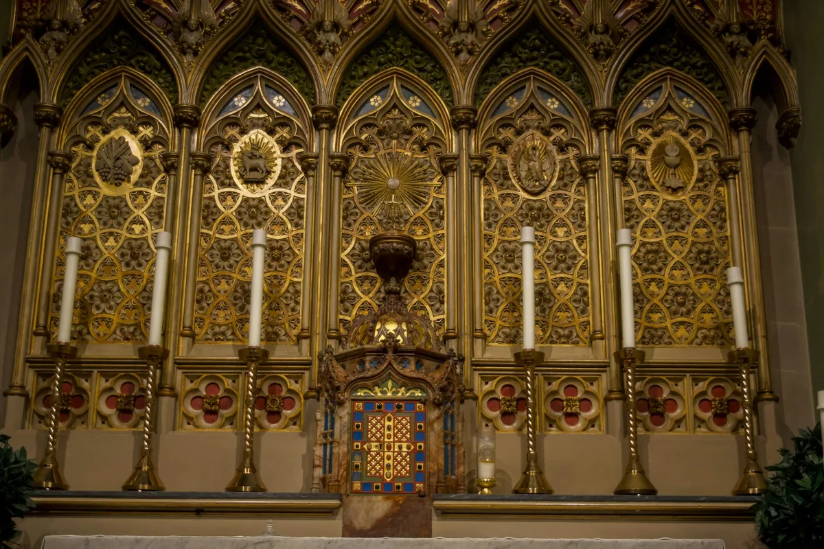 Interior de uma catedral católica com decoração dourada, representando a solenidade da nomeação episcopal
