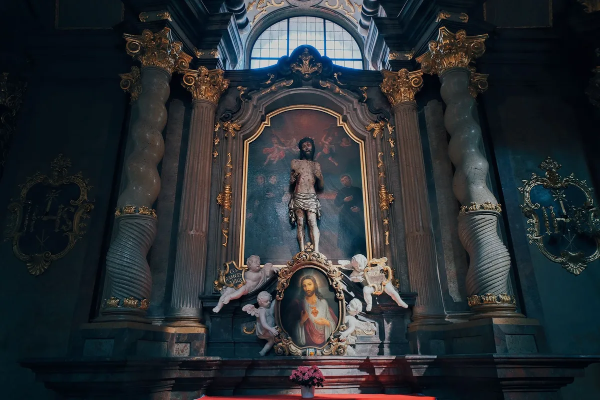 Interior de igreja católica com altar e decoração dourada