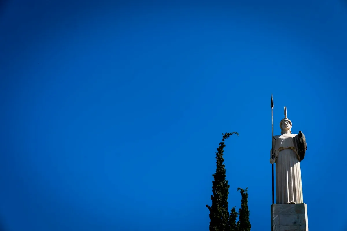 Estátua de santa sob o céu azul