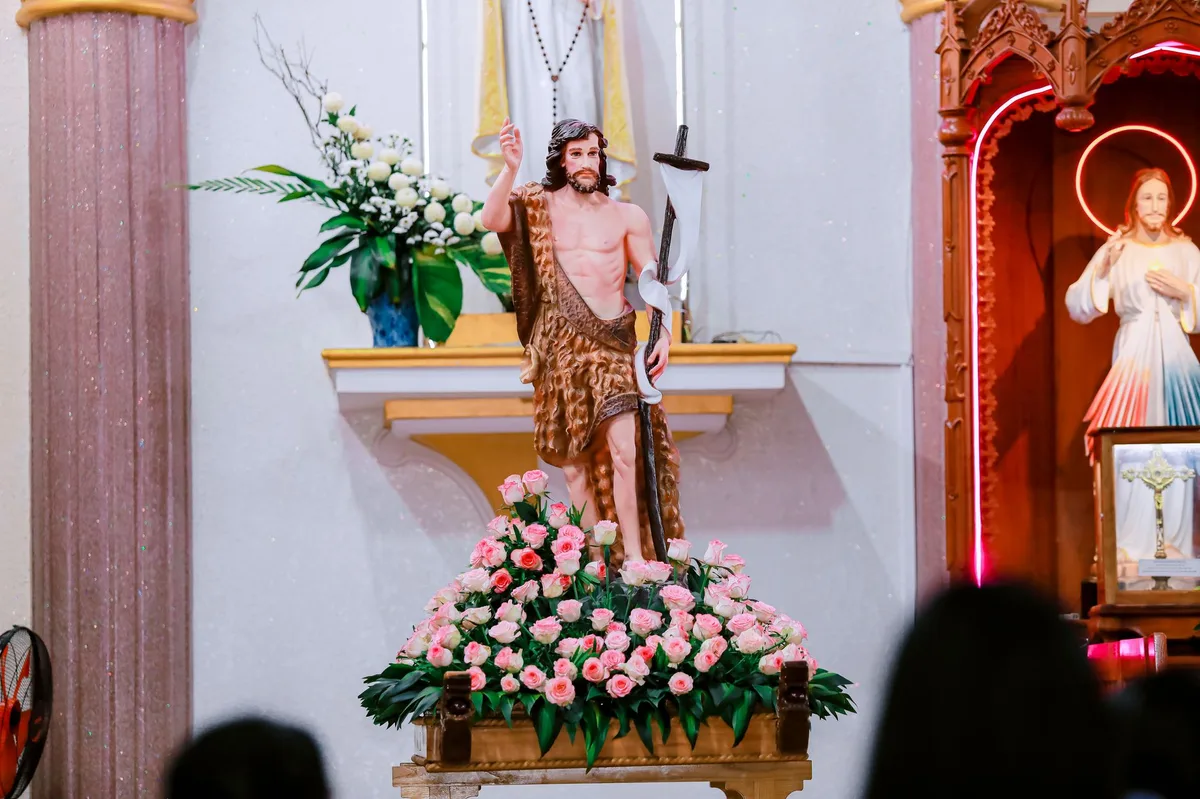 Imagem de santa em interior de igreja, representando a devoção aos santos da Igreja Católica