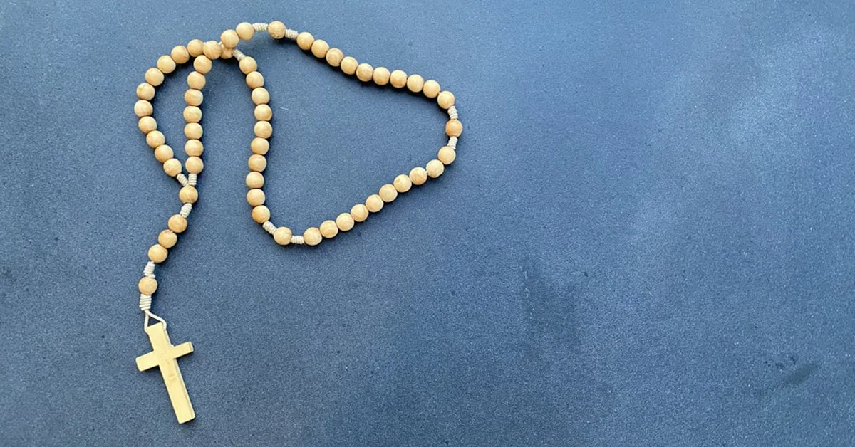 Terço de madeira com crucifixo, simbolizando objetos devocionais católicos