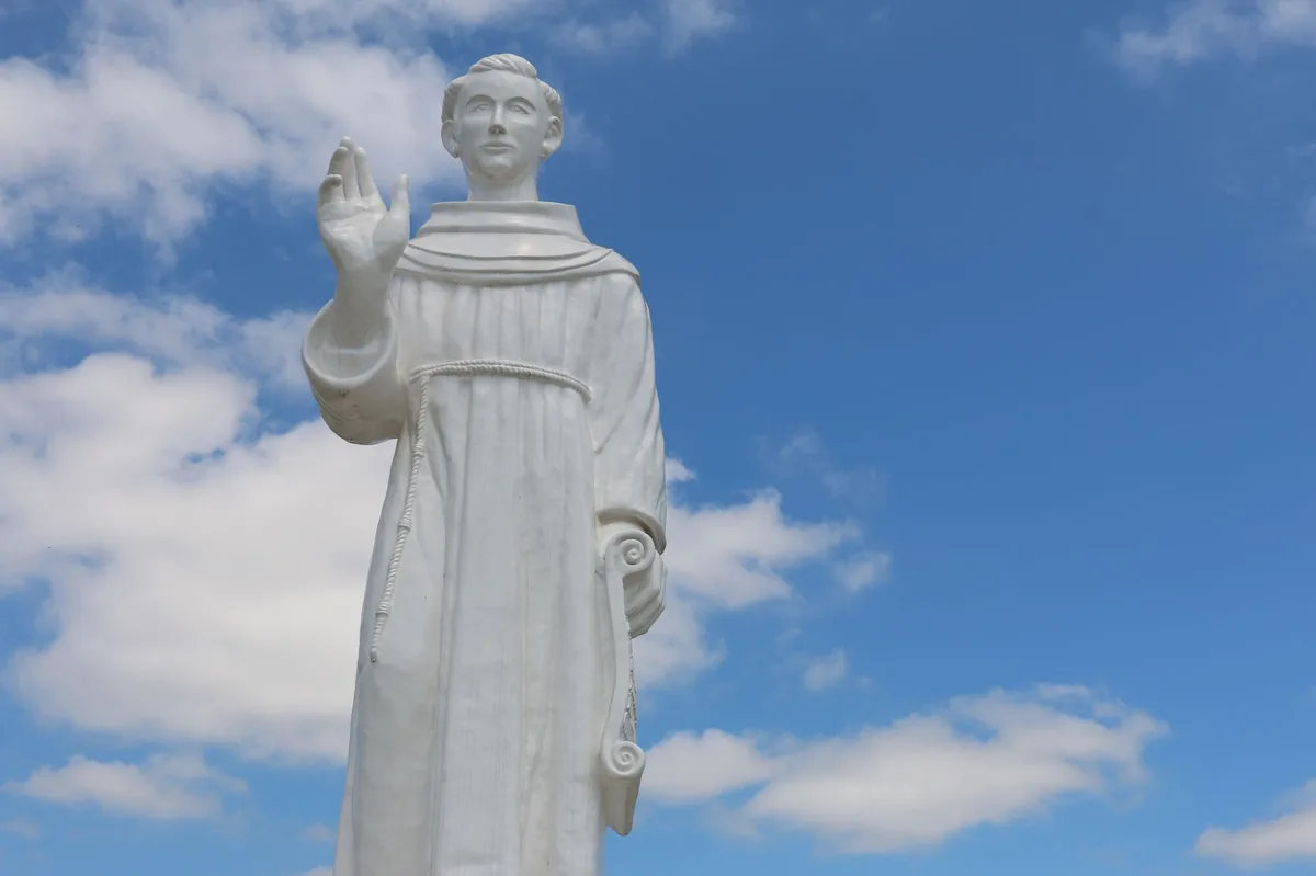 Estátua de santo sob o céu azul ao ar livre