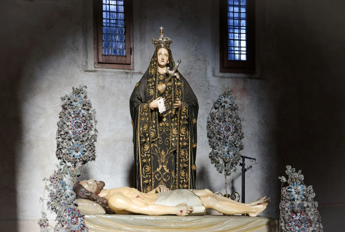Imagem de Nossa Senhora, lembrando a devoção aos pais de Maria